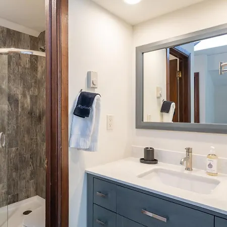 Big & Bright Hidden Gem With Garage, Hot Tub, Lux Kitchen *