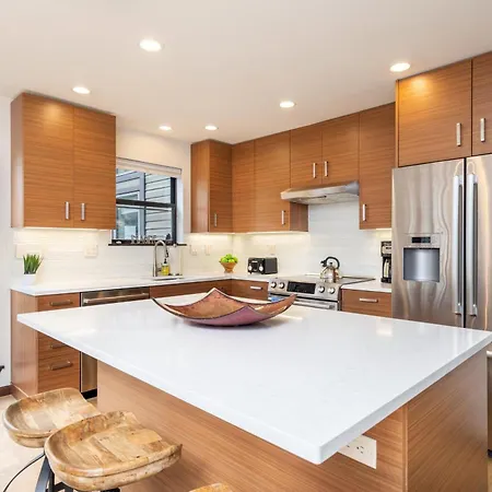 Big & Bright Hidden Gem With Garage, Hot Tub, Lux Kitchen Apartment