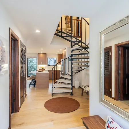 Big & Bright Hidden Gem With Garage, Hot Tub, Lux Kitchen Apartment *