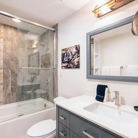 Big & Bright Hidden Gem With Garage, Hot Tub, Lux Kitchen *