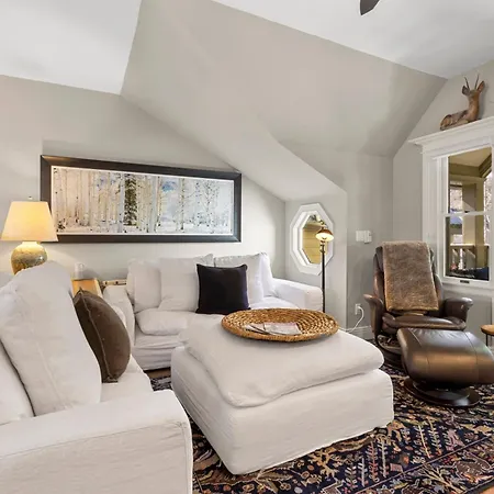 Peaceful Home-like - Spacious, Private Deck, Fireplace Apartment