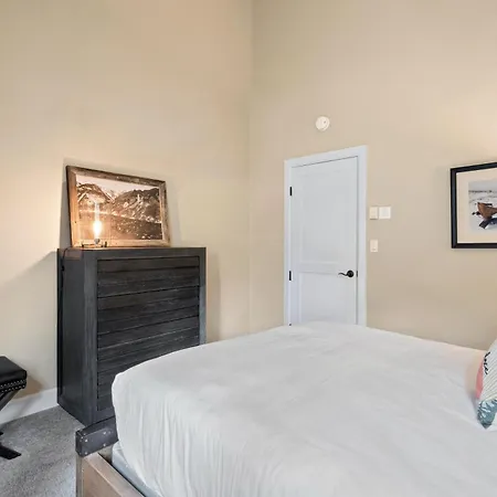 In Out In Town! Area Views, Fireplace, Hot Tub