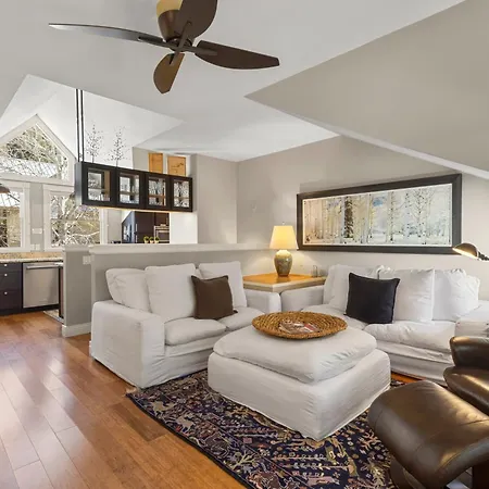 Peaceful Home-like - Spacious, Private Deck, Fireplace Apartment