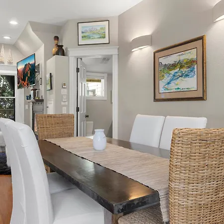Peaceful Home-like - Spacious, Private Deck, Fireplace Apartment *