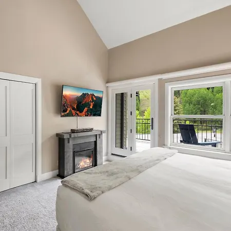 Apartment In Out In Town! Area Views, Fireplace, Hot Tub *