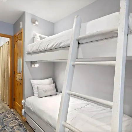 Ground Floor On River Trail, Walk To *