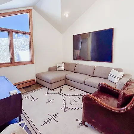 Benchmark Dr 101 ~ Holiday home