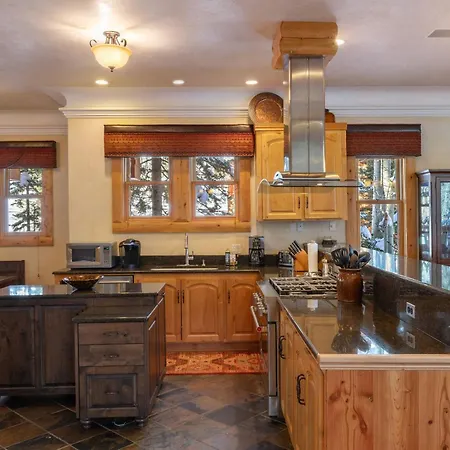 San Joaquin Rd 162 ~ Spruce Splendor Holiday home