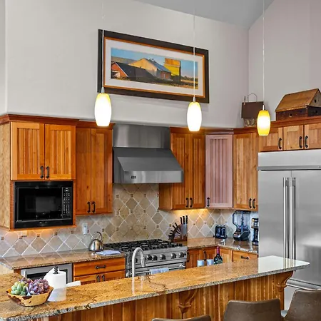 Mountain Village Retreat Hot Tub Ski-inout Holiday home