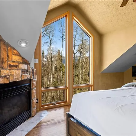 Holiday home Retreat- Private Deck & Fireplaces *