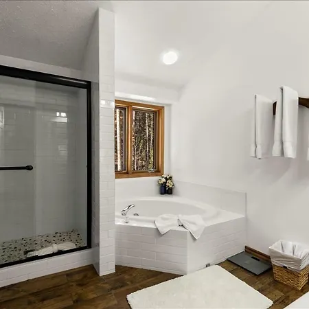 Retreat- Private Deck & Fireplaces *