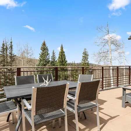 Mountain Village Retreat Hot Tub Ski-inout Holiday home