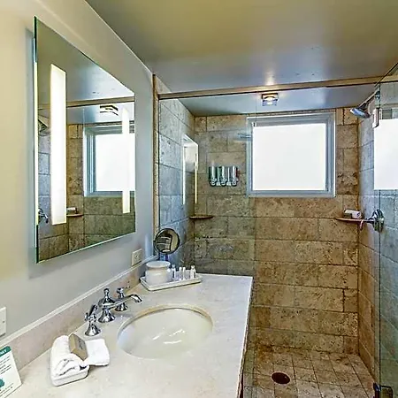 Columbia Hotel 4*