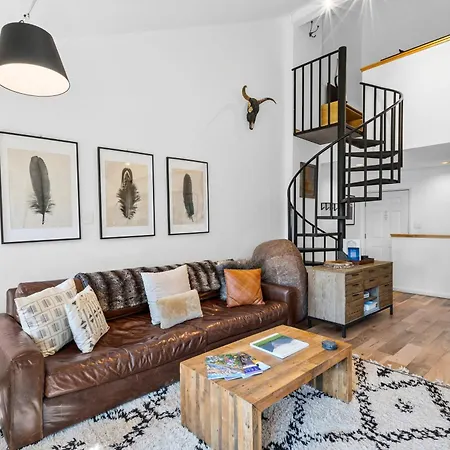 Apartment Chic Condo, Short Walk To Lift 7, Covered Parking