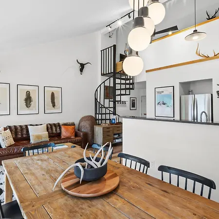 Chic Condo, Short Walk To Lift 7, Covered Parking *