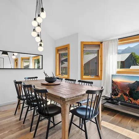 Chic Condo, Short Walk To Lift 7, Covered Parking