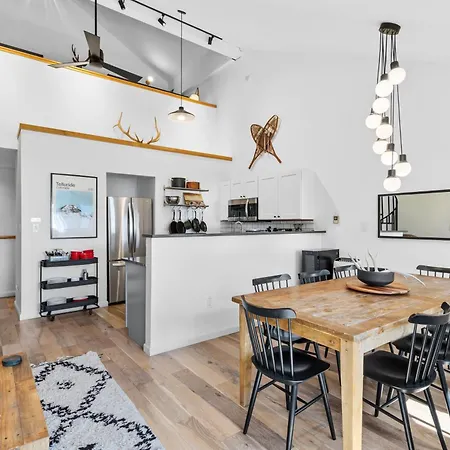 Chic Condo, Short Walk To Lift 7, Covered Parking *