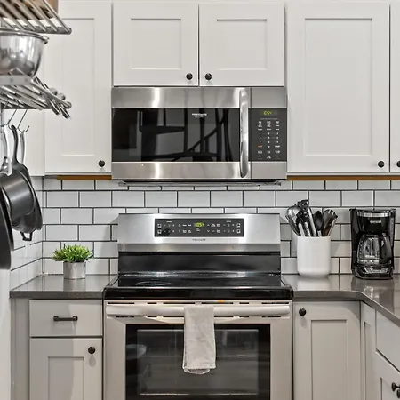 Chic Condo, Short Walk To Lift 7, Covered Parking Apartment *