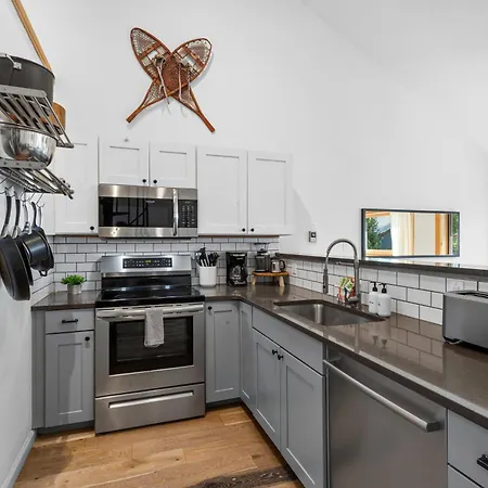 Apartment Chic Condo, Short Walk To Lift 7, Covered Parking *