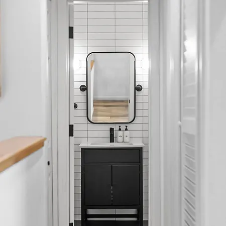Chic Condo, Short Walk To Lift 7, Covered Parking Apartment *