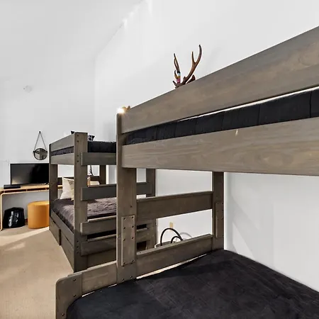 Chic Condo, Short Walk To Lift 7, Covered Parking Apartment *