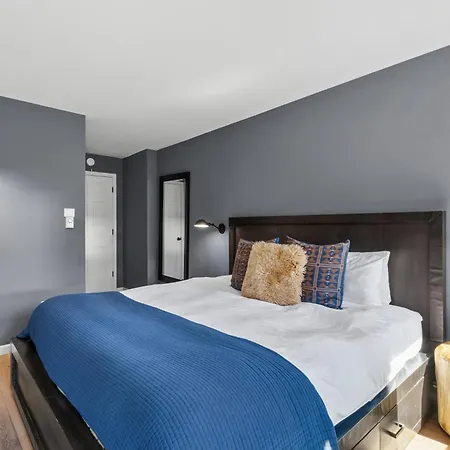 Chic Condo, Short Walk To Lift 7, Covered Parking Apartment