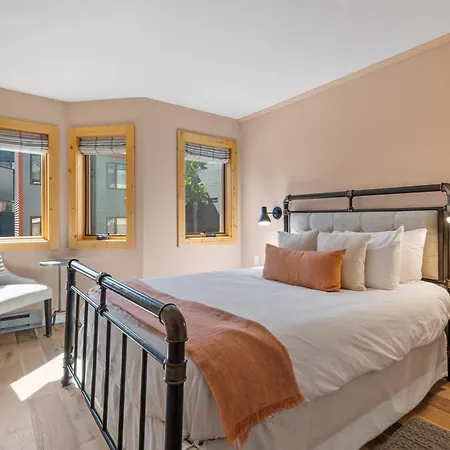Apartment Chic Condo, Short Walk To Lift 7, Covered Parking *