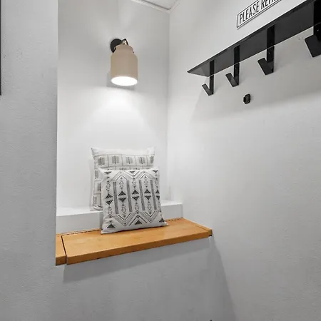 Apartment Chic Condo, Short Walk To Lift 7, Covered Parking *