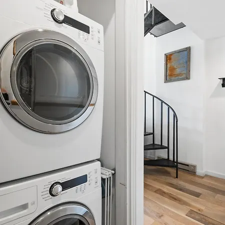 Chic Condo, Short Walk To Lift 7, Covered Parking Apartment *