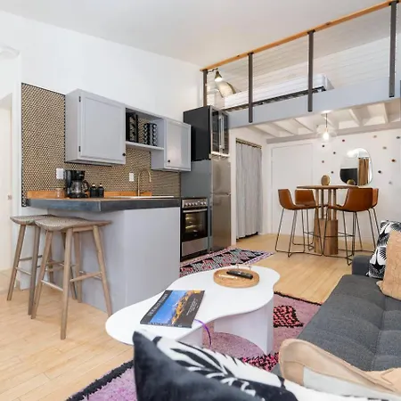 Vibrant W Hot Tub Apartment
