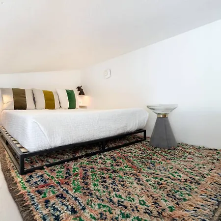 Vibrant W Hot Tub Apartment