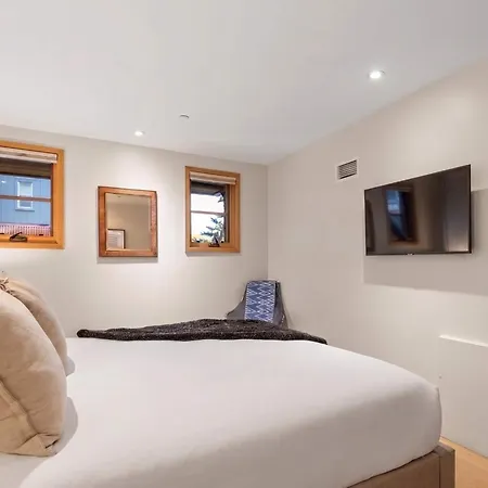 Holiday home Downtown Luxury Retreat Private Hot Tub *