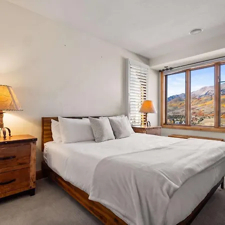 Mountain Village Retreat - Steam Shower & Views *
