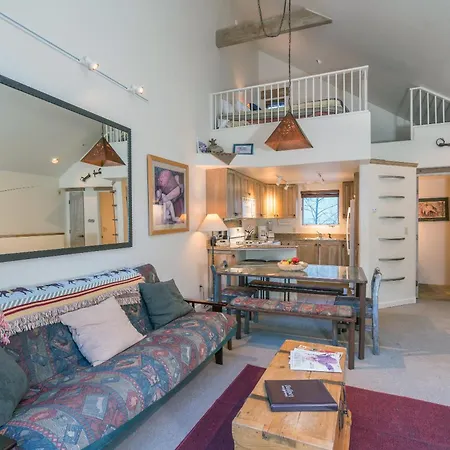 Slopeside Hideaway Apartment *