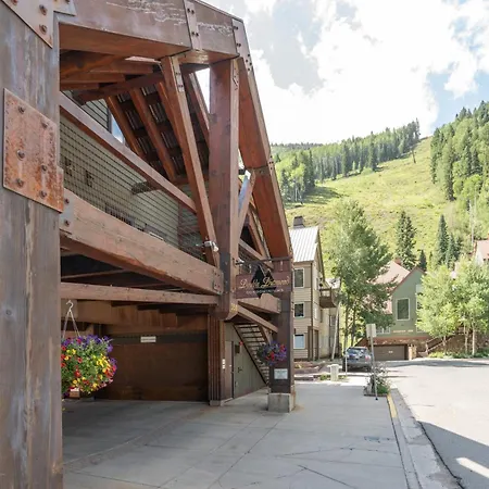Slopeside Hideaway Apartment