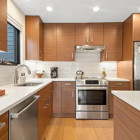 Big & Bright Hidden Gem With Garage, Hot Tub, Lux Kitchen Apartment *