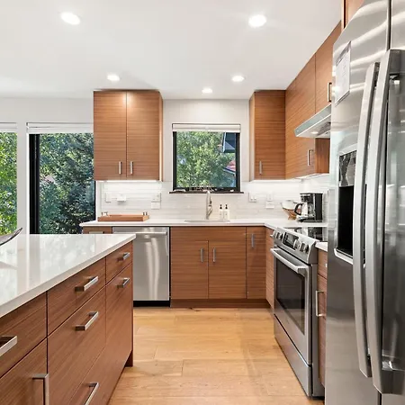 Big & Bright Hidden Gem With Garage, Hot Tub, Lux Kitchen