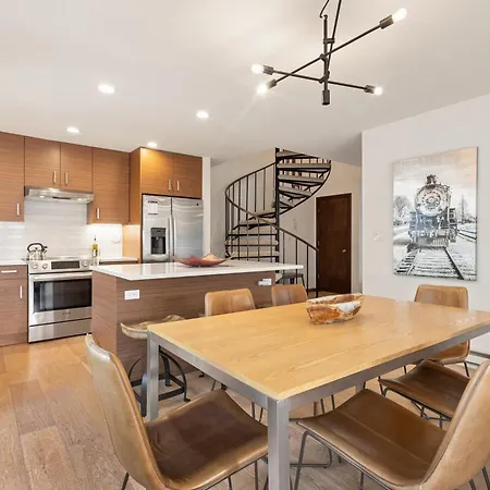 Big & Bright Hidden Gem With Garage, Hot Tub, Lux Kitchen Apartment