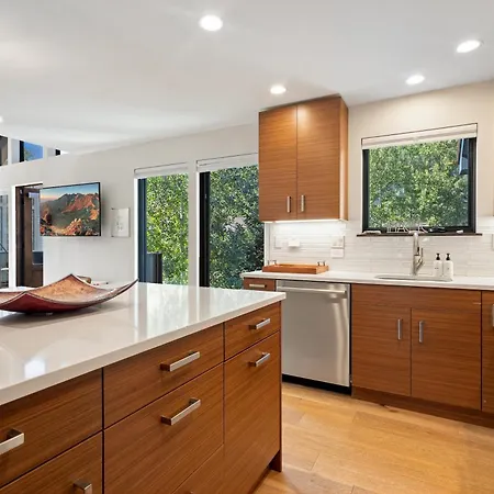 Big & Bright Hidden Gem With Garage, Hot Tub, Lux Kitchen Apartment Telluride