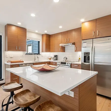 Apartment Big & Bright Hidden Gem With Garage, Hot Tub, Lux Kitchen *