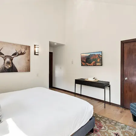 Big & Bright Hidden Gem With Garage, Hot Tub, Lux Kitchen
