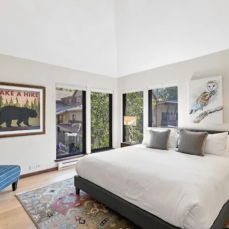 Big & Bright Hidden Gem With Garage, Hot Tub, Lux Kitchen Apartment
