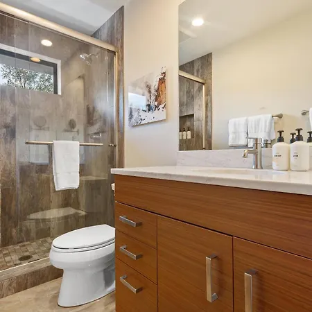 Big & Bright Hidden Gem With Garage, Hot Tub, Lux Kitchen Apartment