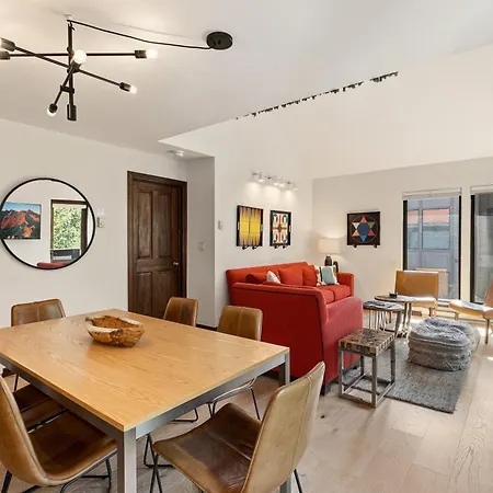 Big & Bright Hidden Gem With Garage, Hot Tub, Lux Kitchen Apartment *