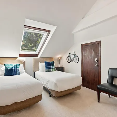 Big & Bright Hidden Gem With Garage, Hot Tub, Lux Kitchen Apartment