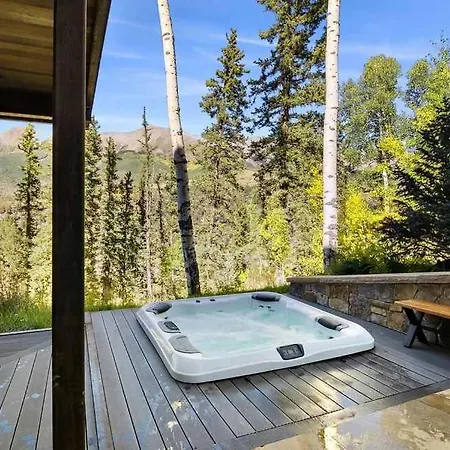 Luxe Oasis - Hot Tub & Deck & Views Holiday home *