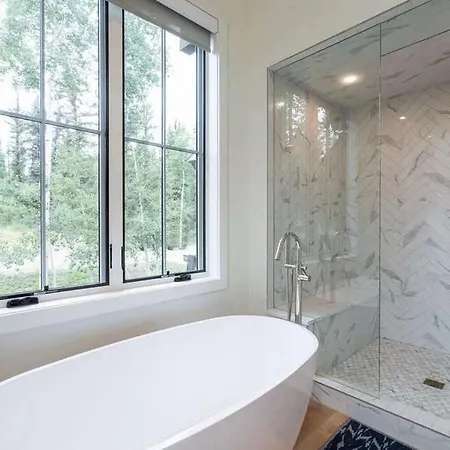 Luxe Oasis - Hot Tub & Deck & Views *