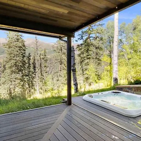 Luxe Oasis - Hot Tub & Deck & Views Holiday home