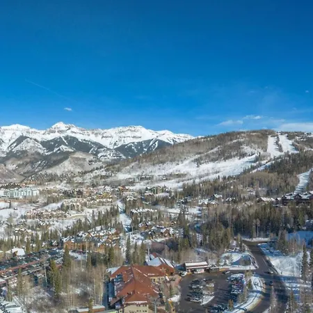 Elegant 4-bedroom Penthouse Above Mountain Village