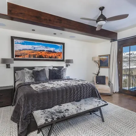 Elegant 4-bedroom Penthouse Above Mountain Village